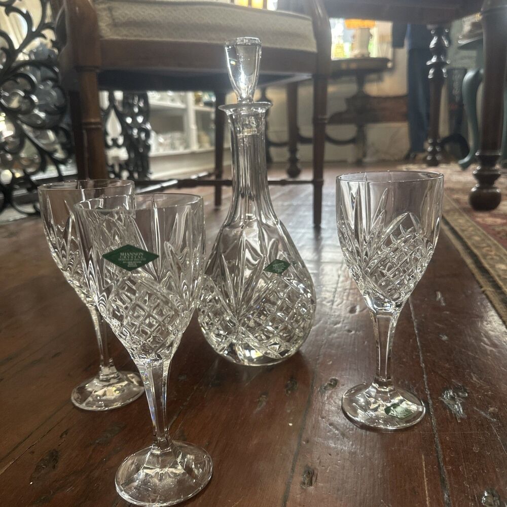 Shannon Crystal Designs of Ireland Lead Crystal Decanter/Stopper with 3 Glasses
